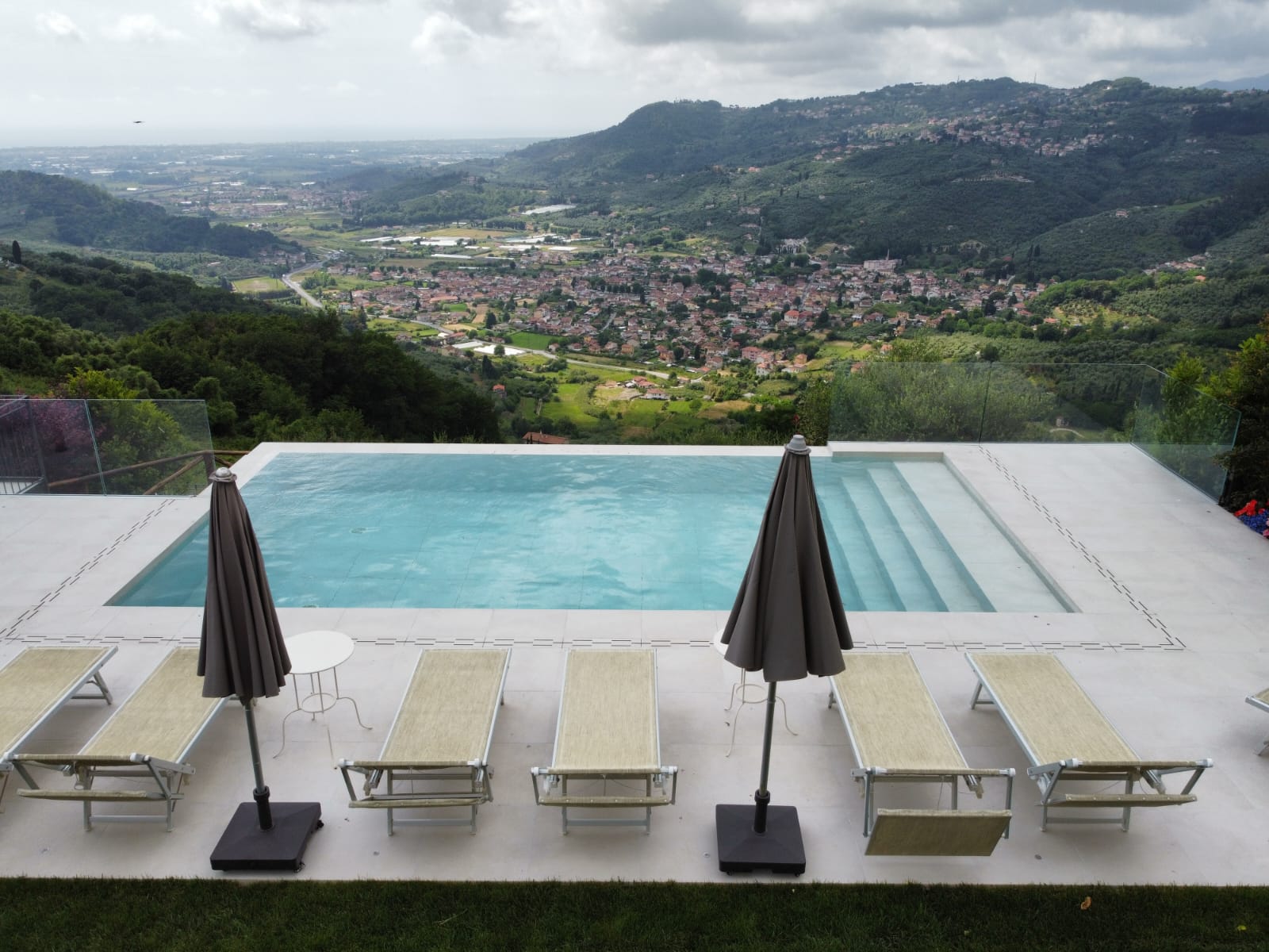 Piscina infinity con vista panoramica