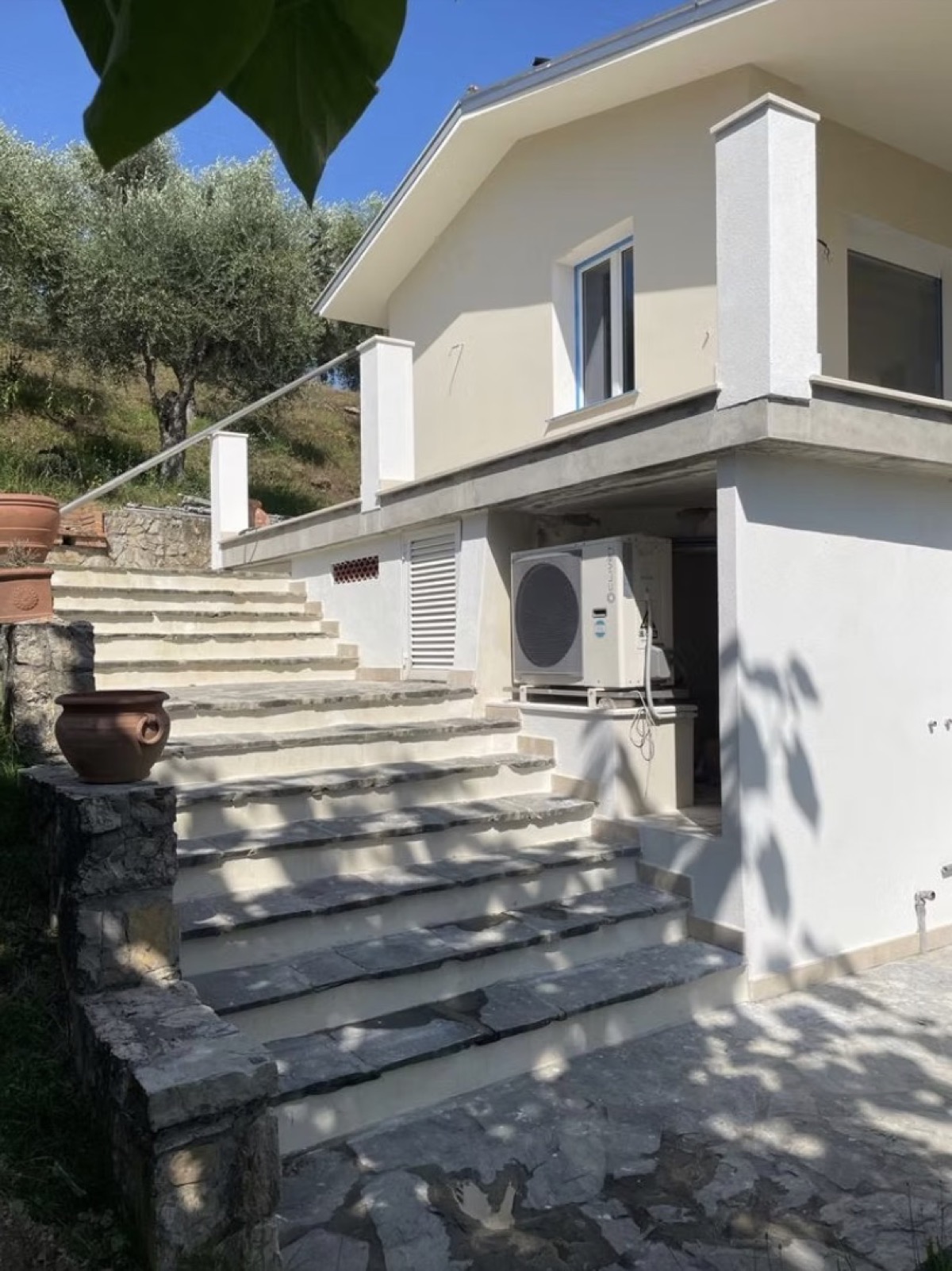 Villa con scalinata in pietra naturale