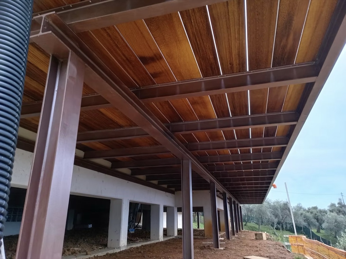 Tettoia in legno massello e struttura metallica